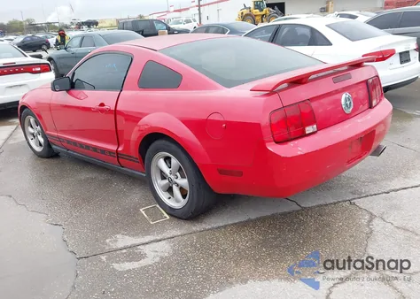 2005 Ford Mustang V6 Deluxe/V6 Premium z USA, uszkodzony, nr VIN 1ZVFT80N755148570